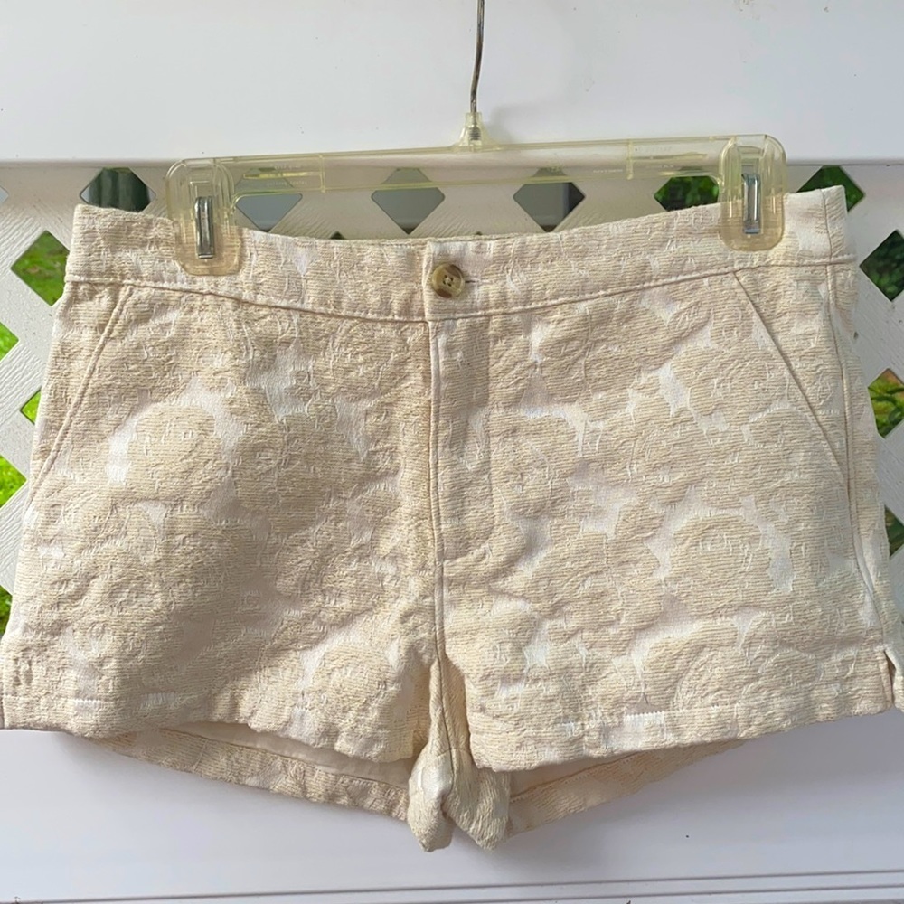 Abercrombie and Fitch cream shorts size: 6
